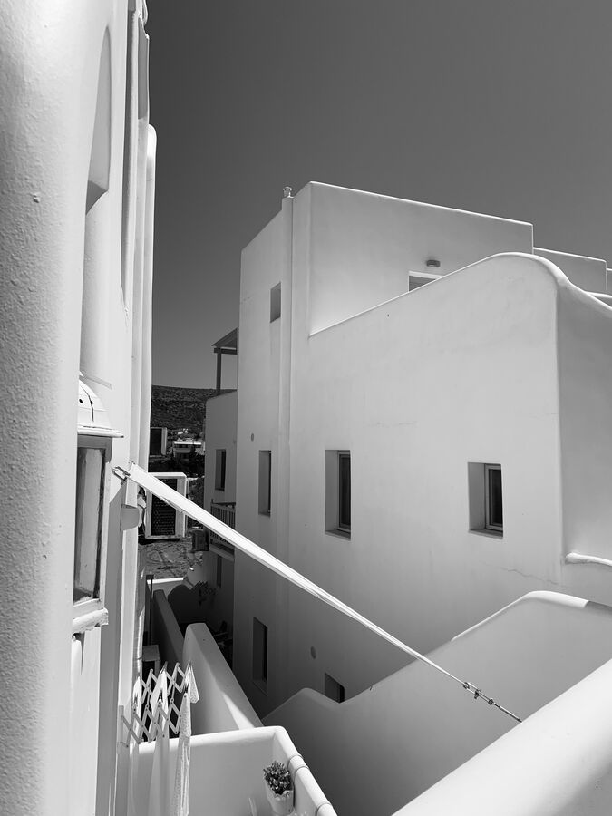 Λευκά ελληνικά κτίρια